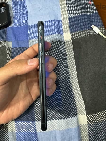 iphone 11 pro 256gb with original chrager and urban armor gear cover 7
