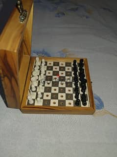 شطرنج صغير بعلبه خشبيه