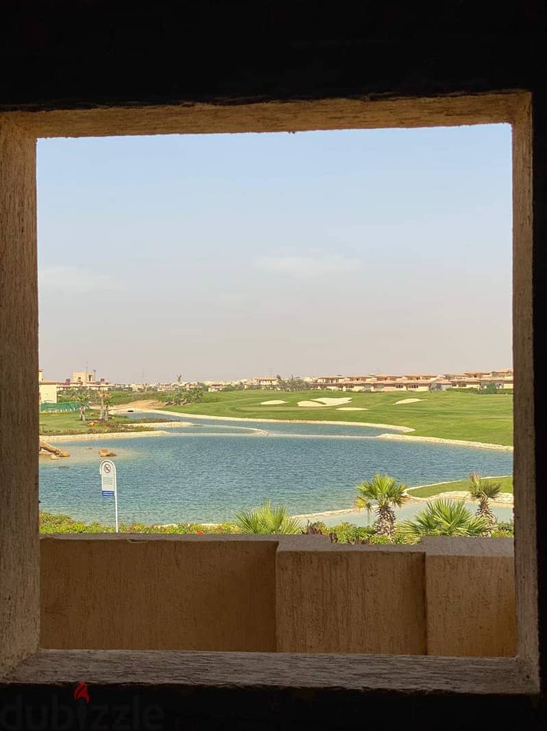 own a palace in my city overlooking the largest lakes and golf courses in the city, directly in front of the Four Seasons Hotel. 0