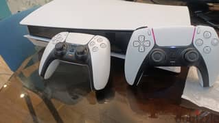 PS5 disc version - 2 original controllers