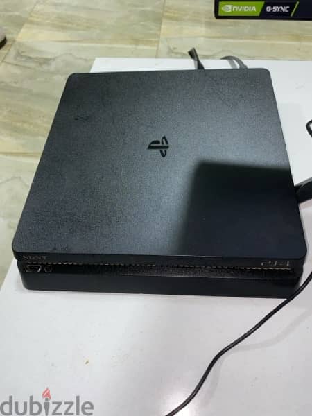PlayStation 4 slim 1