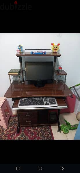 ترابيزة كمبيوتر بحالة ممتازة