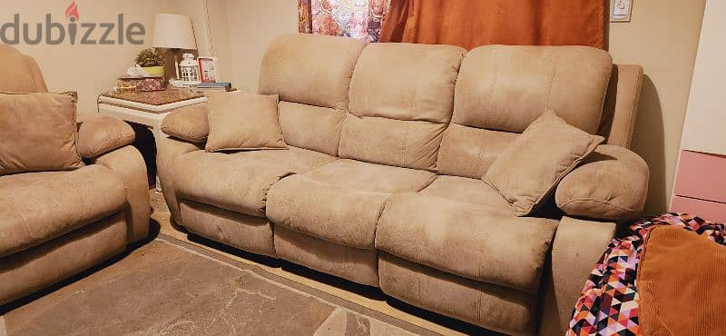 2 lazy boy sofas 3 seats and 2 seats in a very good condition 4