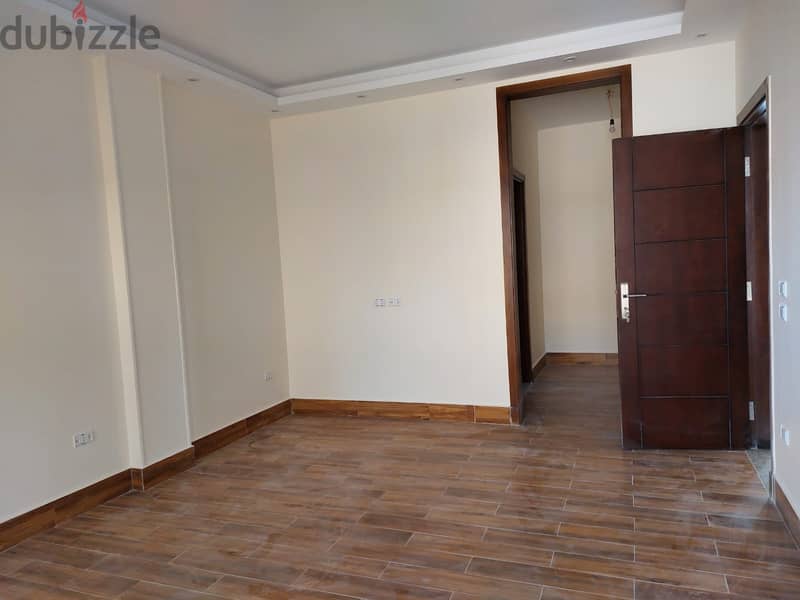 For Rent Twin House Semi Furnished in Compound River Walk 8