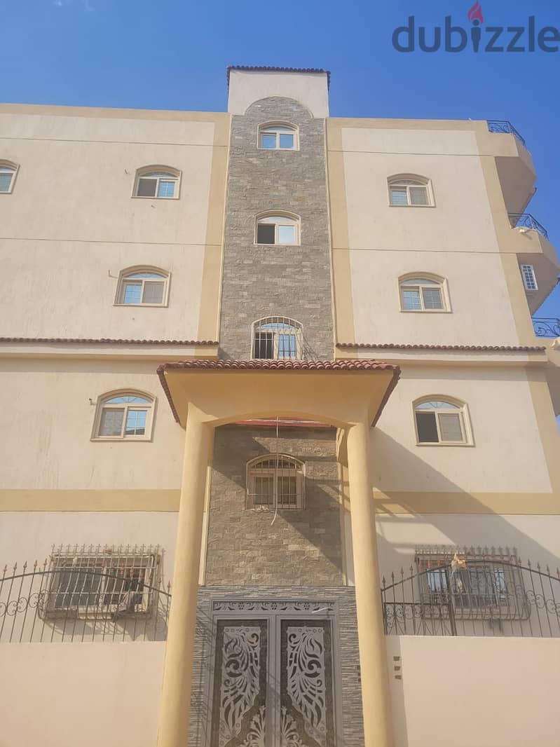شقة للبيع العاشر من رمضان حي 9مجاورة 68مساحة 185 م صافي  دور ثالث علوي 3