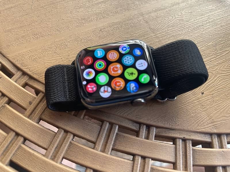 Apple watch series 8 stainless 3