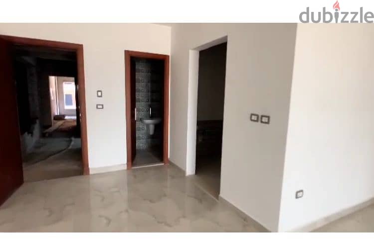Pay 288 thousand EGP and live in an apartment for sale, finished, inside a compound, and pay the rest at your convenience, for sale in the capital, re 5