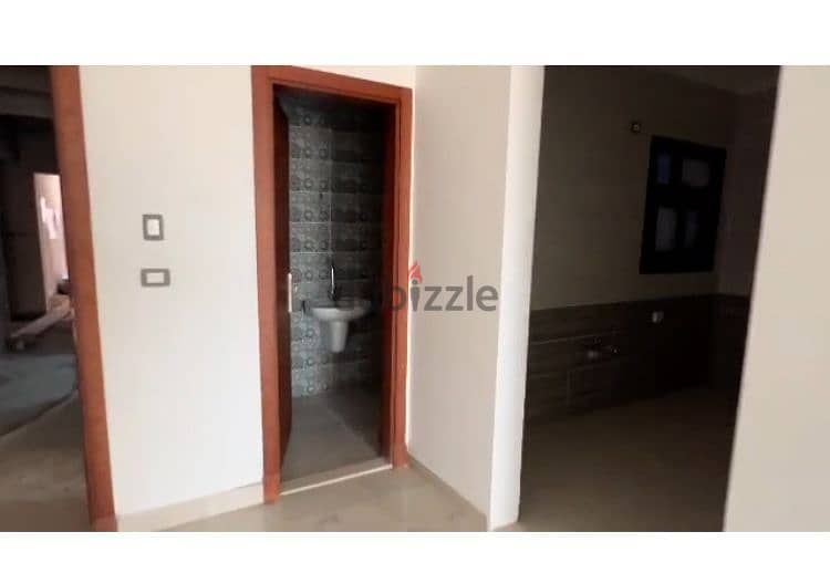 Pay 288 thousand EGP and live in an apartment for sale, finished, inside a compound, and pay the rest at your convenience, for sale in the capital, re 20
