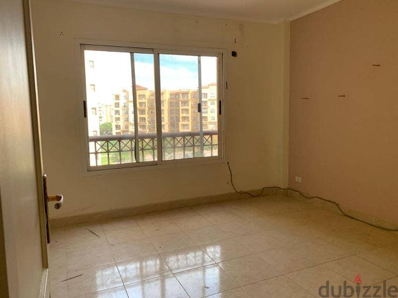 A great opportunity in Madinaty! For sale, a 175 square meter apartment with an open view in the finest phase, B1. 6