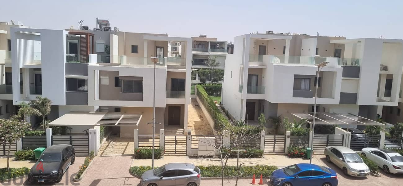 For sale, an apartment with ready to move finished, with air conditioners and kitchen, with a down payment and installments, in Fifth Square 1