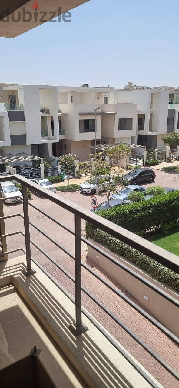 For sale, an apartment with ready to move finished, with air conditioners and kitchen, with a down payment and installments, in Fifth Square 5