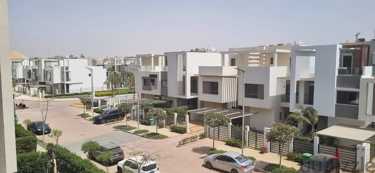For sale, an apartment with ready to move finished, with air conditioners and kitchen, with a down payment and installments, in Fifth Square 7