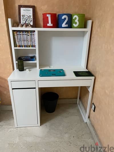 Desk Ikea مكتب ايكيا استعمال قليل جدا