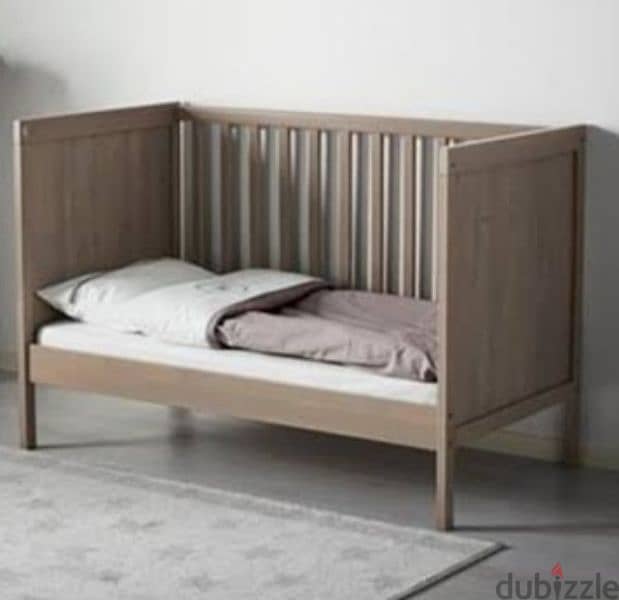 سرير أطفال من ايكيا في حاله ممتازة مع مرتبة اسفنجية في حالة ممتازة 2