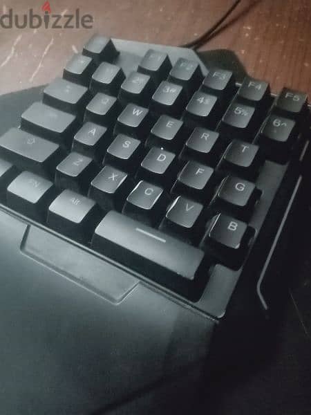 half gaming keyboard RGB but not mechanical 1