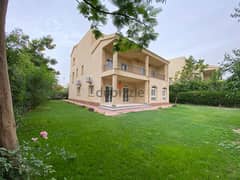 Detached villa for sale in Madinaty with special finishes, overlooking the enchanting golf course, corner plot, 640 sqm, fully paid.