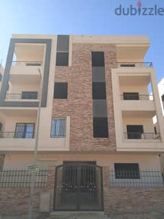 Apartment for sale, immediate receipt, area of ​​185 square meters, first floor, very special location, near the southern 90th, New Landalus New Cairo