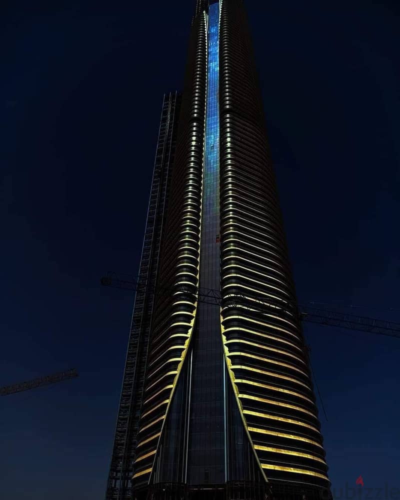 Your shop is first row in the largest skyscraper, Direct, in front of the entrance to the iconic tower and in the heart of the Green River in the cent 13