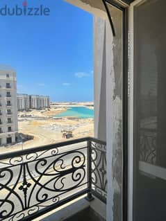 Receive now with a 15% down payment in the heart of El Alamein, the Latin Quarter, a fully finished 3-room nautical apartment, first row, on the North 0
