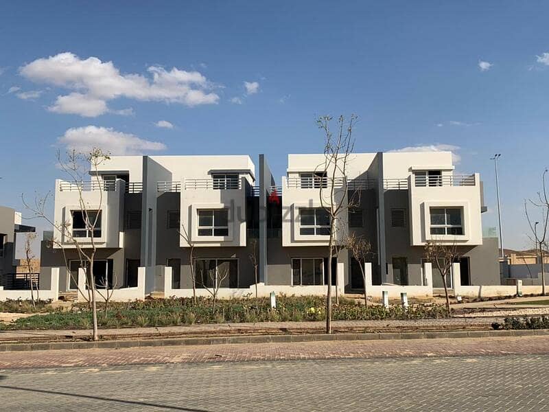 Twin house 280 m fully finished 90% for sale Under market price in Compound Hyde Park 1