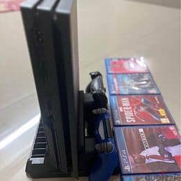 Playstation 4 pro 4k with stand and 2 joystick original and 5 cds 2