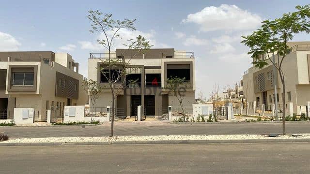 Semi-finished middle townhouse with private roof in Palm Hills, New Cairo  With the best view, the largest open view and landscape, 1
