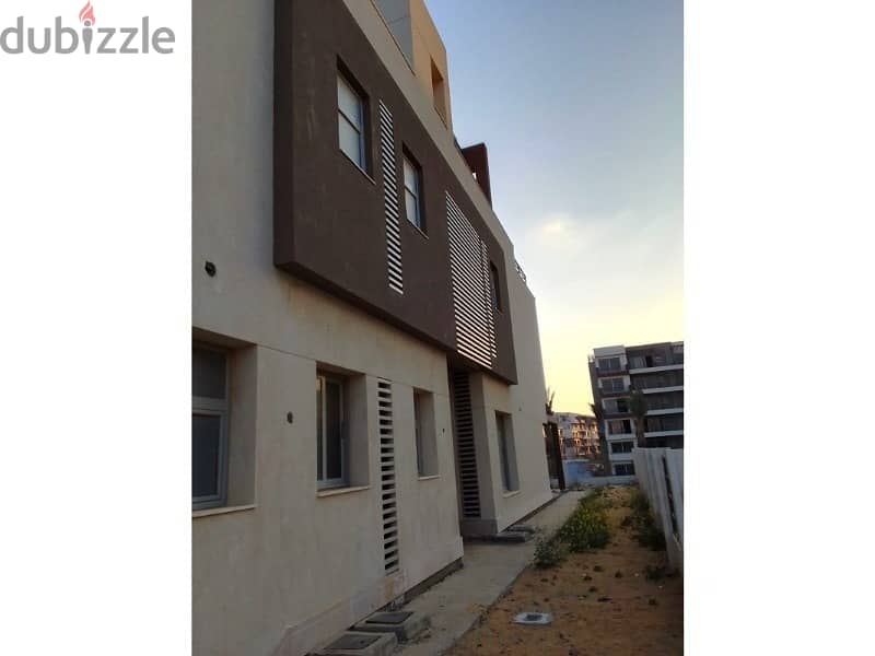 Semi-finished middle townhouse with private roof in Palm Hills, New Cairo  With the best view, the largest open view and landscape, 3