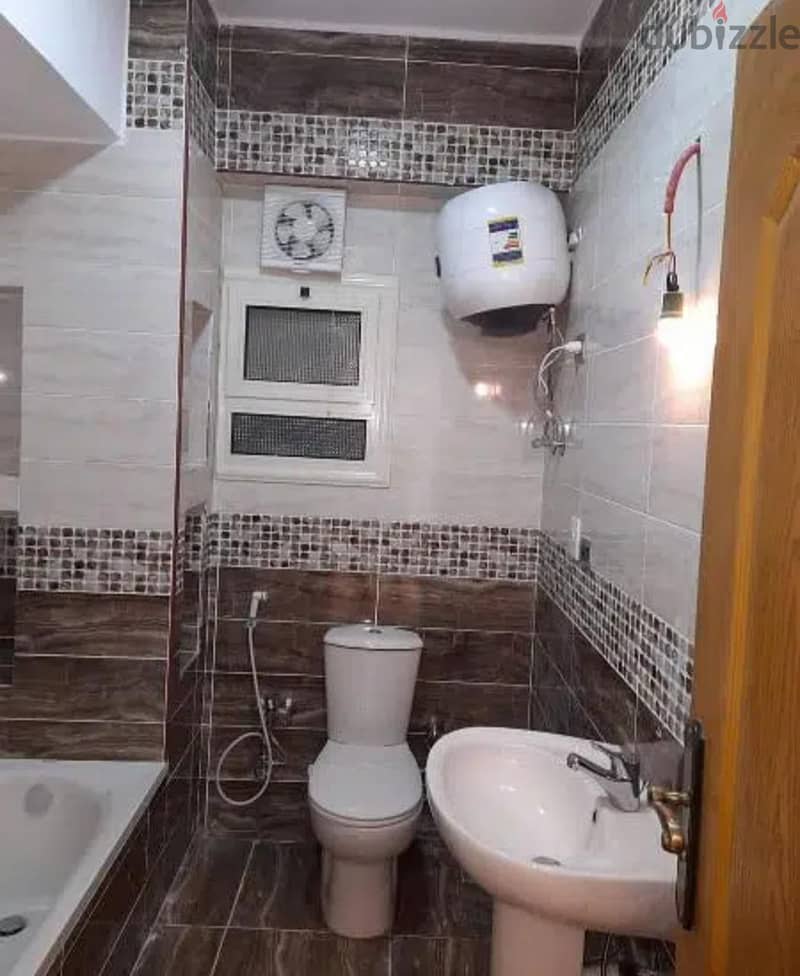 Apartment for sale with kitchen and air conditioners, New Cairo, Third District, near Fatima Al-Sharbatly Mosque and Al-Baghdadi Square.  First reside 10