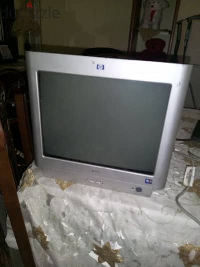 شاشه كمبيوتر crt للبيع بحاله ممتازه