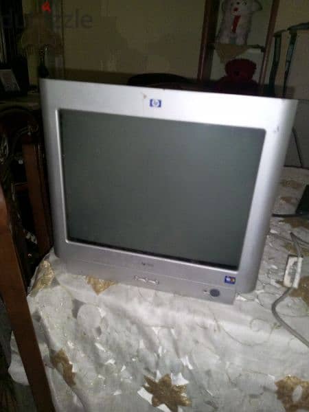 شاشه كمبيوتر crt للبيع بحاله ممتازه 0