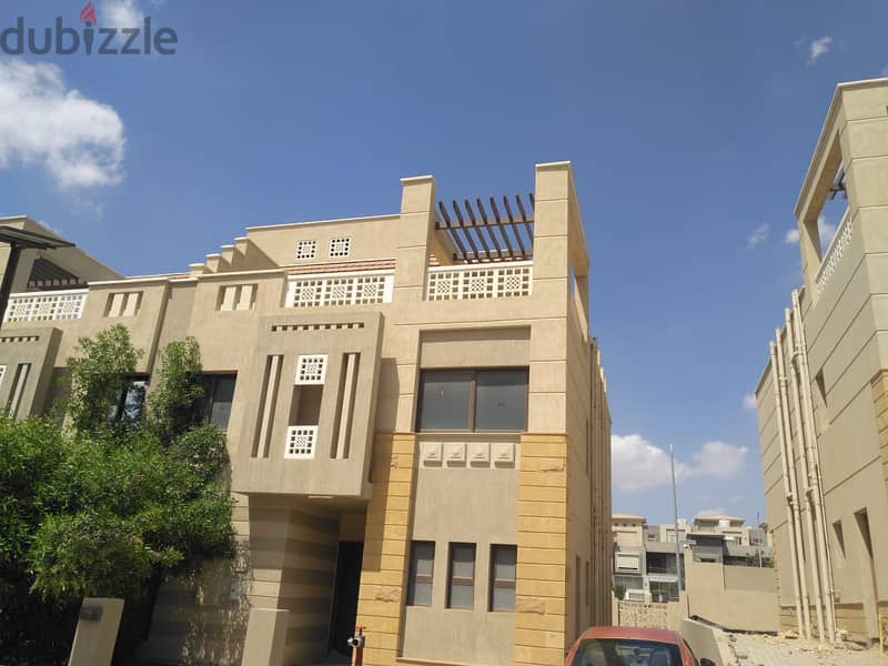 Twin house for sale in Green 4 Compound in Sheikh Zayed, area 267 square meters, building 252, number of rooms 5 and bathrooms 5 4