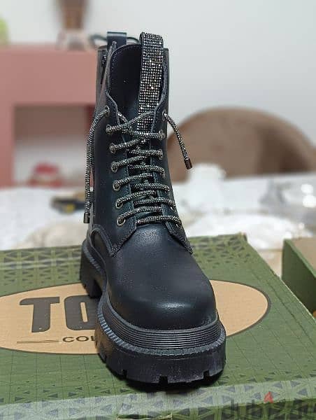 woment black boot from varna brand 1
