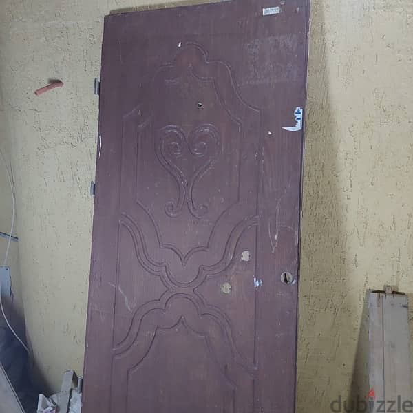 باب شقه خشب بالحلق مقاس الباب من غير الحلق عرض ٩٠ طول ٢١٠ 1