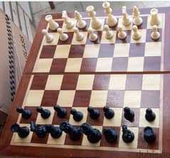 طاوله خشب زان احمر عموله  محمله وفنش عالي جدا ٢×١
معها  شطرنج مستورد 0