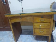wooden desk مكتب