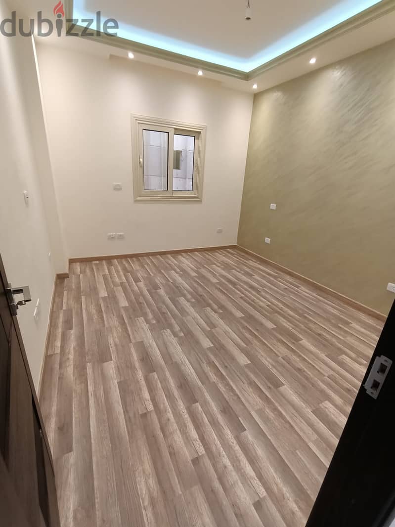 Finished apartment with hotel finishing, immediate receipt, for sale in the Fifth Settlement in the Lotus area, a static building, registered with a r 10