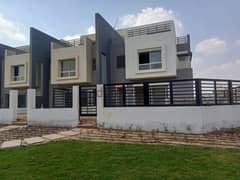 Modern Townhouse Middle 248m For Sale At The Lowest Price view Landscape prime location In Hyde Park In Fifth Settlement