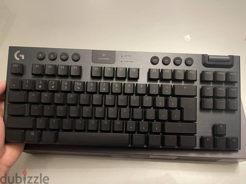 Logitech g915 tkl lightspeed wireless gaming keyboard. 3