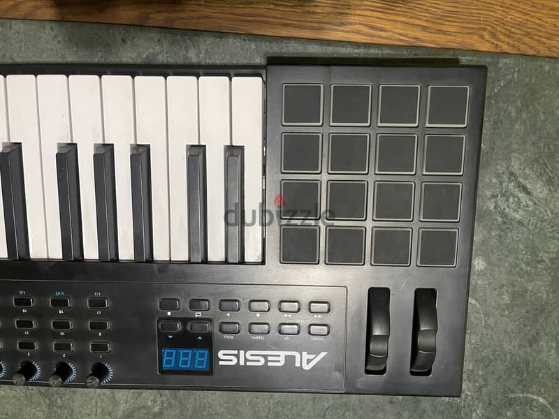 Alesis VI25 Midi Keyboard 1