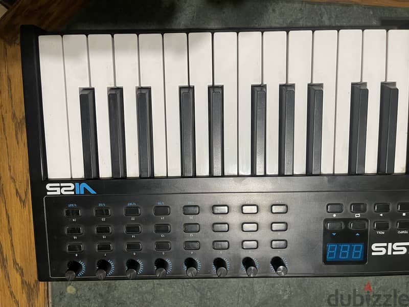 Alesis VI25 Midi Keyboard 2