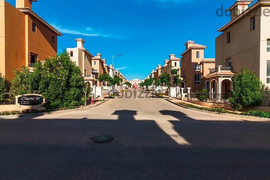 Townhouse villa for sale in 6th of October minutes from mall of Arabia in | Nyoum West October | with a great view on pool and water features 8