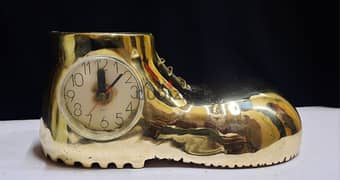 ساعة نحاس محملة على شكل حذاء
تحفة
طول ٢٥ وعرض ١٣ وارتفاع ١٤ 0