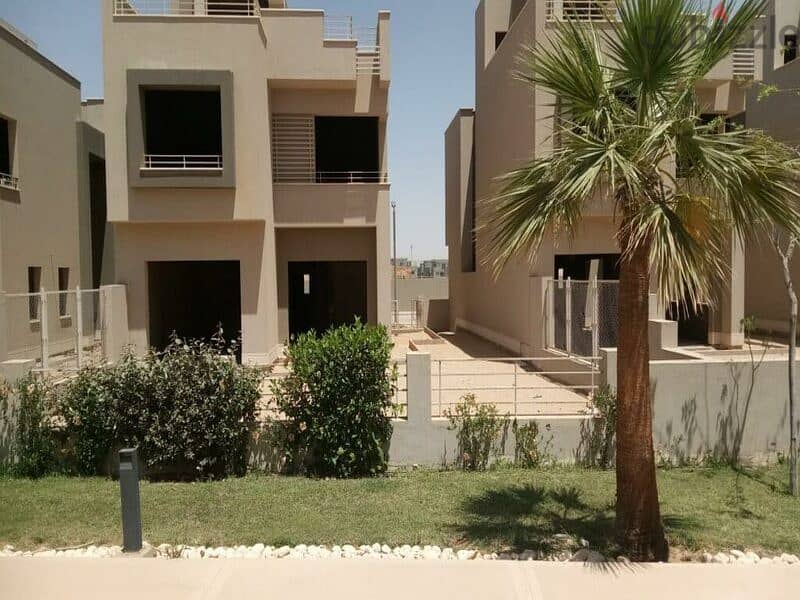 Town house middle 225 m PRIME LOCATION For Sale at Palm hills New Cairo 5