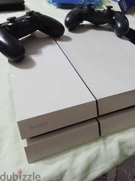 PS4 white with two hand 1