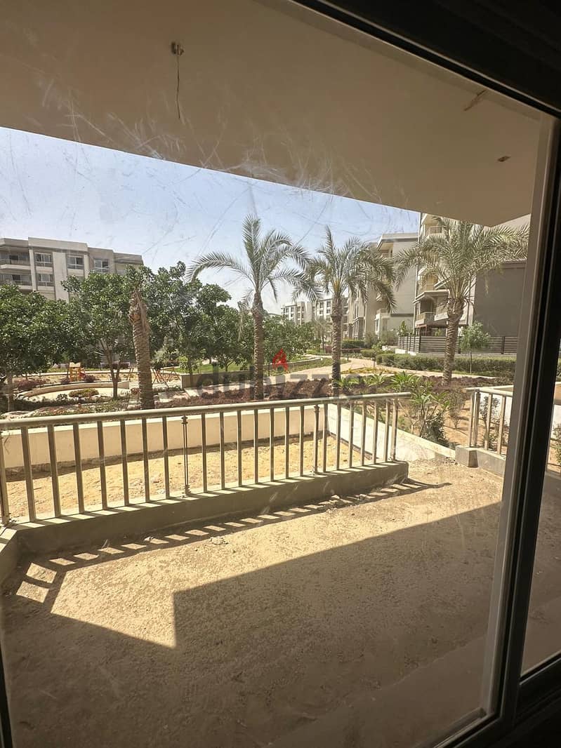 Apartment 233m with garden 85m for sale prime location view landscape with installments in Hyde Park in Fifth Settlement 5