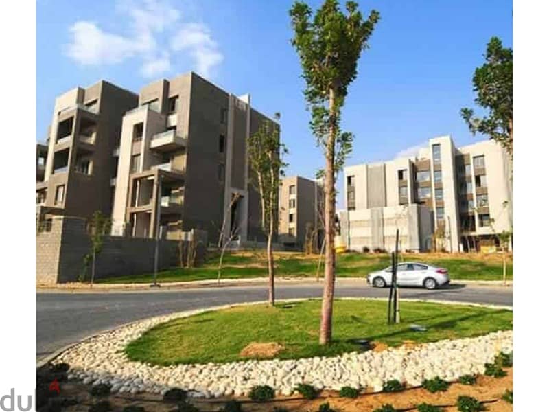 For sale in installments, a finished studio with air conditioners, in a prime location overlooking Palm Hills villas, New Cairo 1