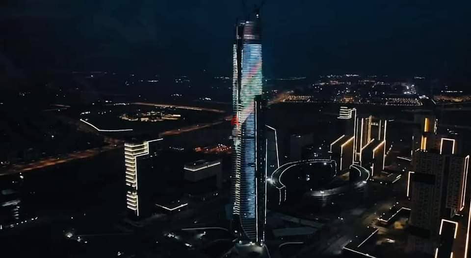 Your shop is in a skyscraper with a panoramic facade, first row in front of the entrance to the iconic tower in the heart of the Green River on the Bi 4