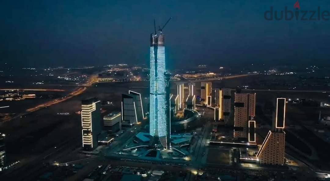 Your shop is in a skyscraper with a panoramic facade, first row in front of the entrance to the iconic tower in the heart of the Green River on the Bi 14