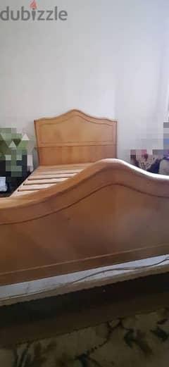 سرير للبيع كبير خشب قوي