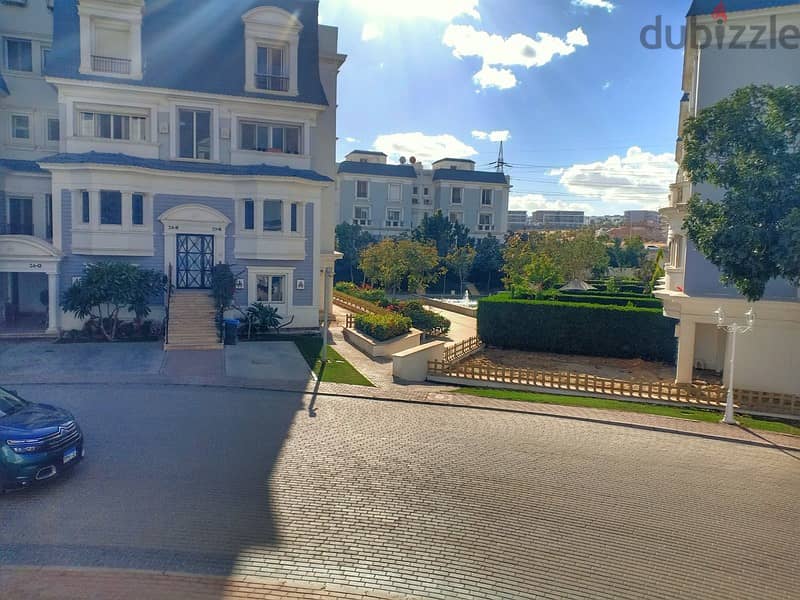 Fully finished   Ready to move Mountain View giza platuo  I villa garden  Pool view  Very prime location BUA : 210m 4